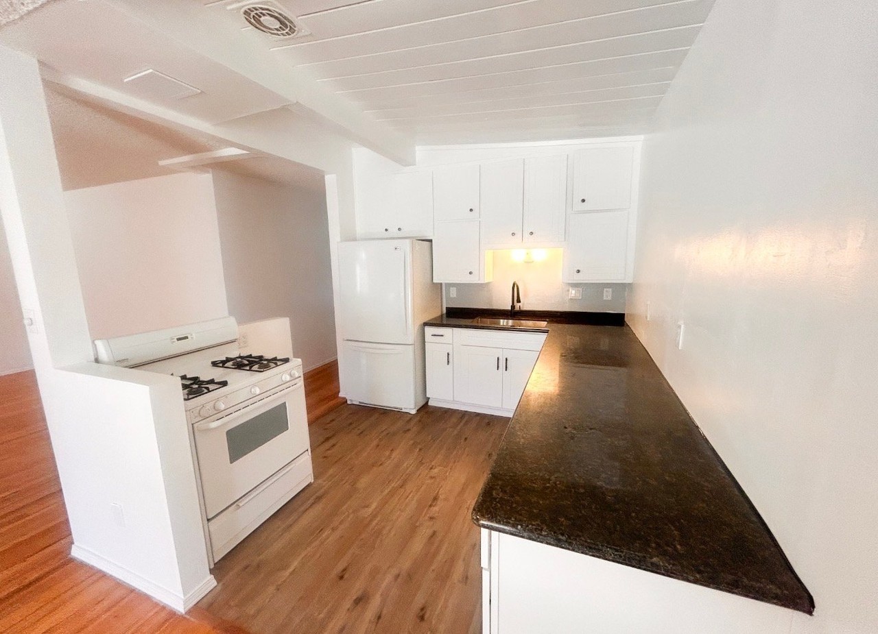 2443 Laurie Ln - Photo 5 of 12