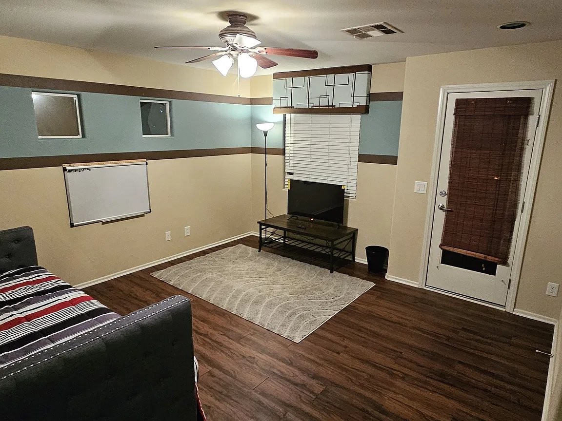 10565 Hamdem Ave - Photo 2 of 7