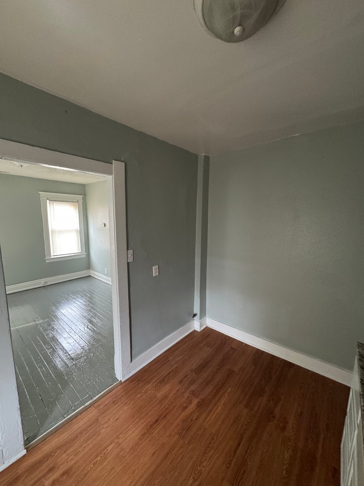319 W Delaware Ave - Photo 2 of 11