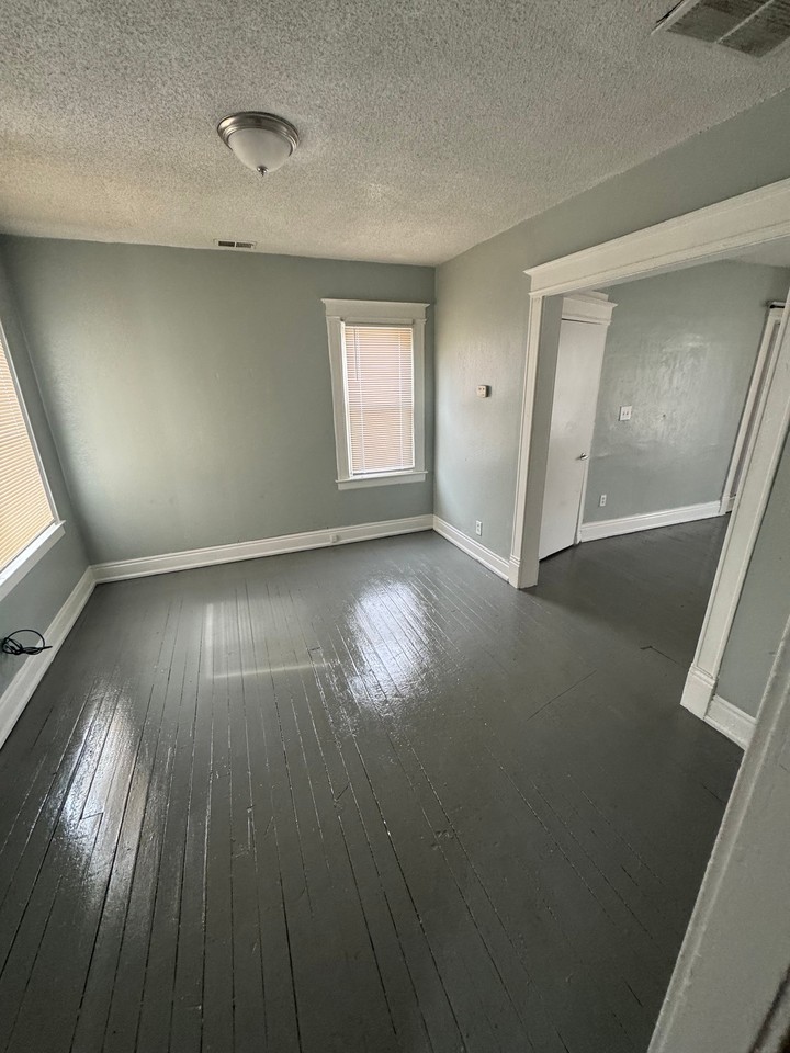 319 W Delaware Ave - Photo 3 of 11