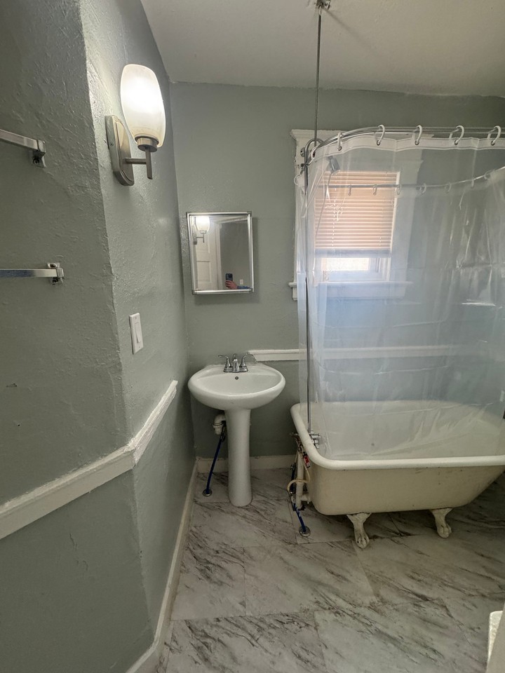 319 W Delaware Ave - Photo 4 of 11