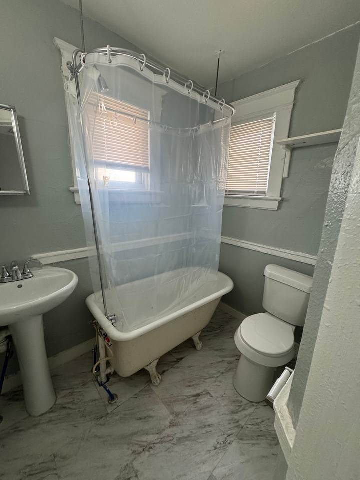 319 W Delaware Ave - Photo 5 of 11