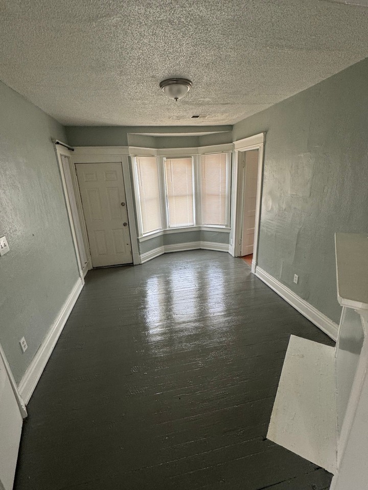 319 W Delaware Ave - Photo 6 of 11
