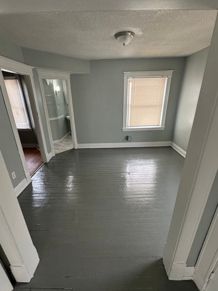 319 W Delaware Ave - Photo 7 of 11