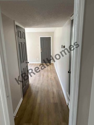 Claybrook St. 1038 - Photo 2 of 7