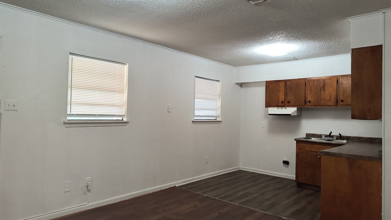 2817 S Apple St #2819 - Photo 2 of 6