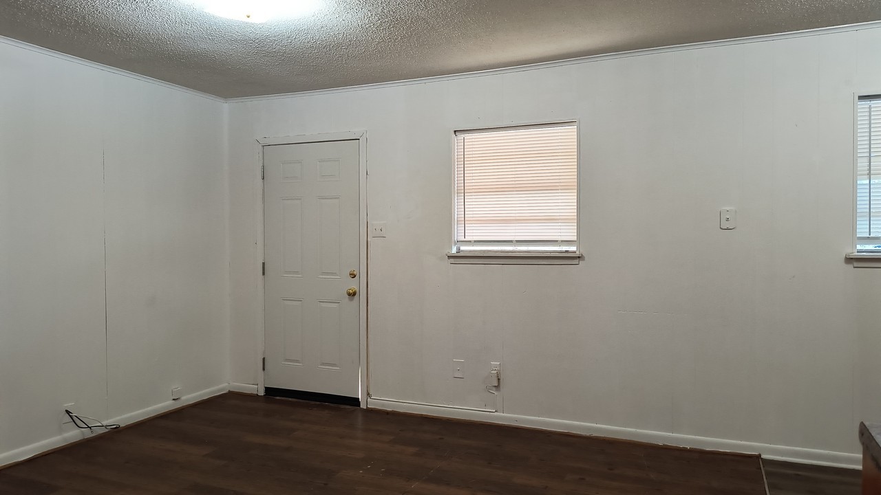 2817 S Apple St #2819 - Photo 3 of 6