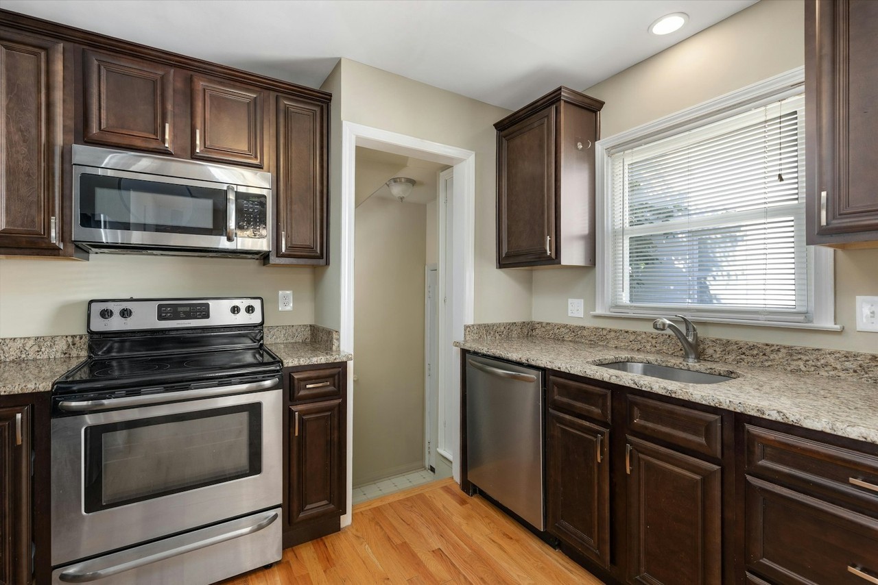 3411 Chester Road - Photo 2 of 32