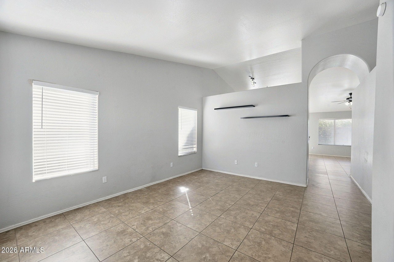 909 E Folley St - Photo 5 of 35