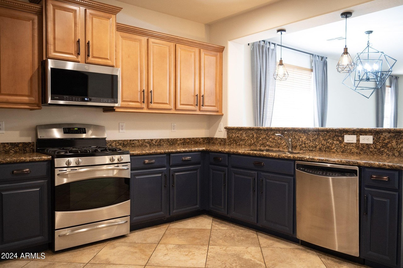 1027 E Euclid Ave - Photo 3 of 18