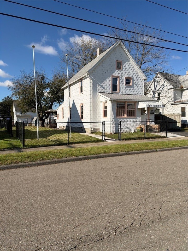 1105 Magee St - Photo 2 of 2