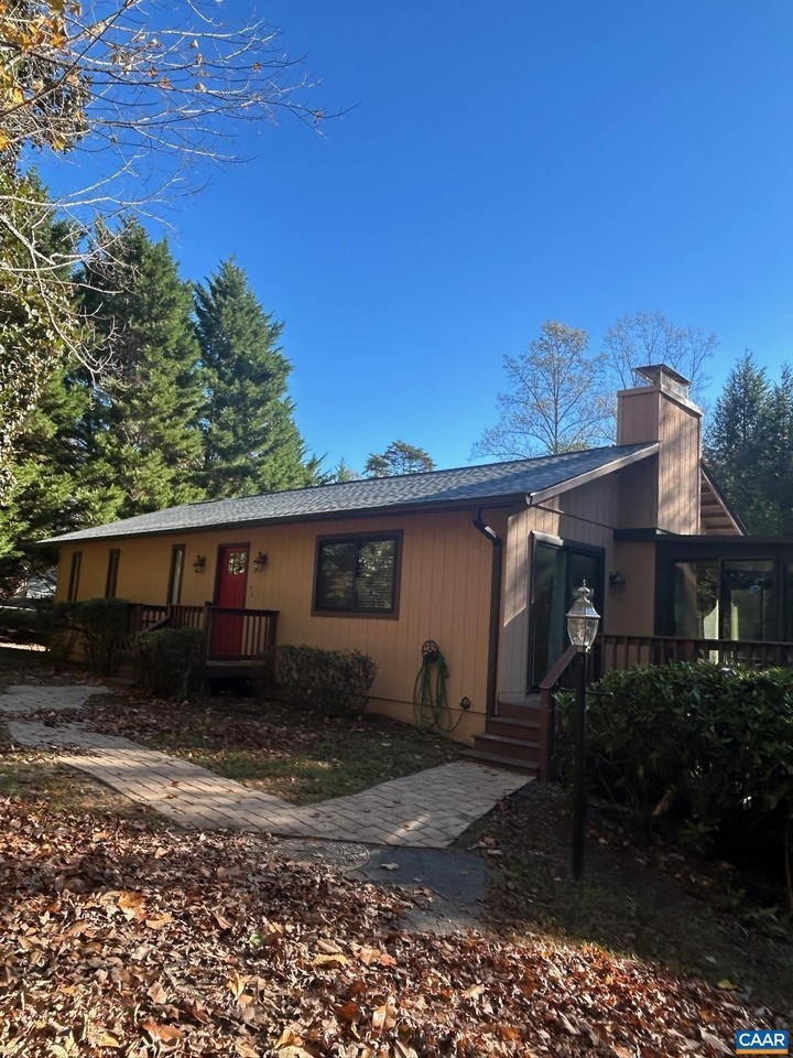 2 Pineknoll Cir - Photo 2 of 20