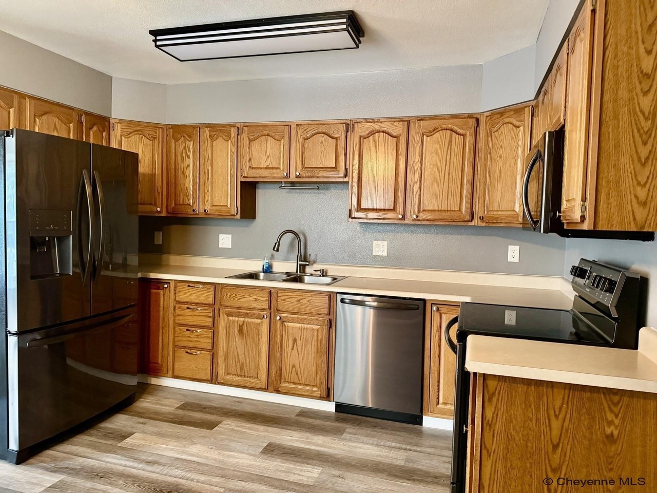 2700 Sagebrush Ave - Photo 2 of 13