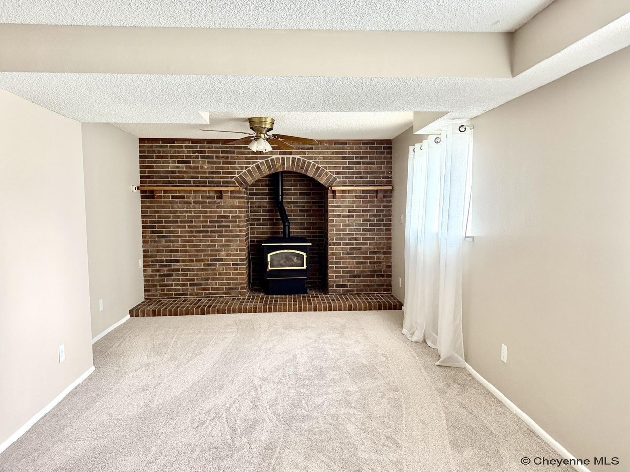 2700 Sagebrush Ave - Photo 4 of 13