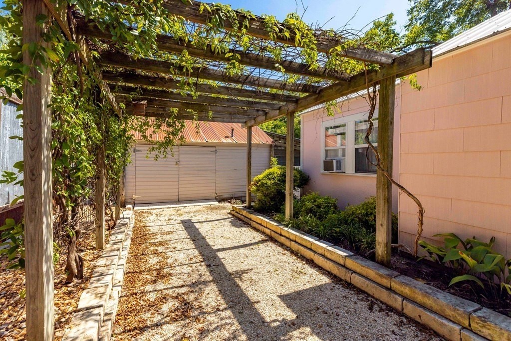 305 Rose St - Photo 4 of 18