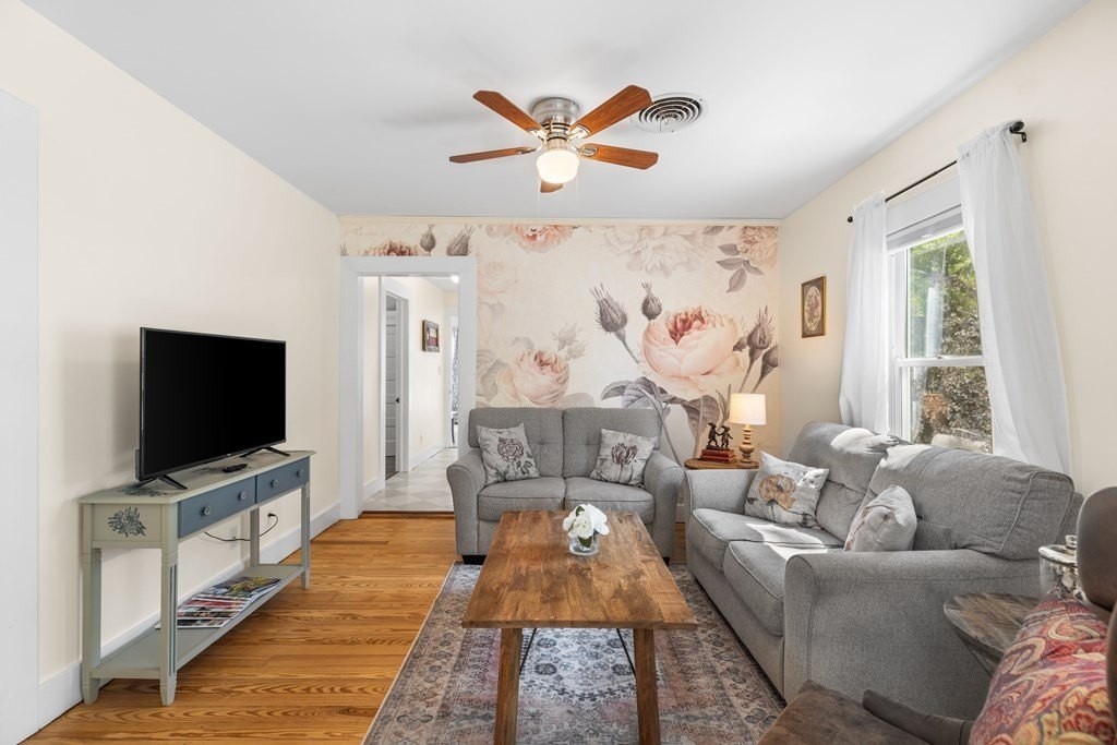 305 Rose St - Photo 5 of 18