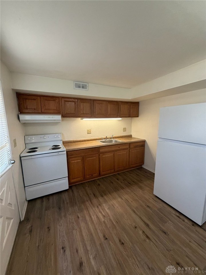 320 Grove St - Photo 2 of 12