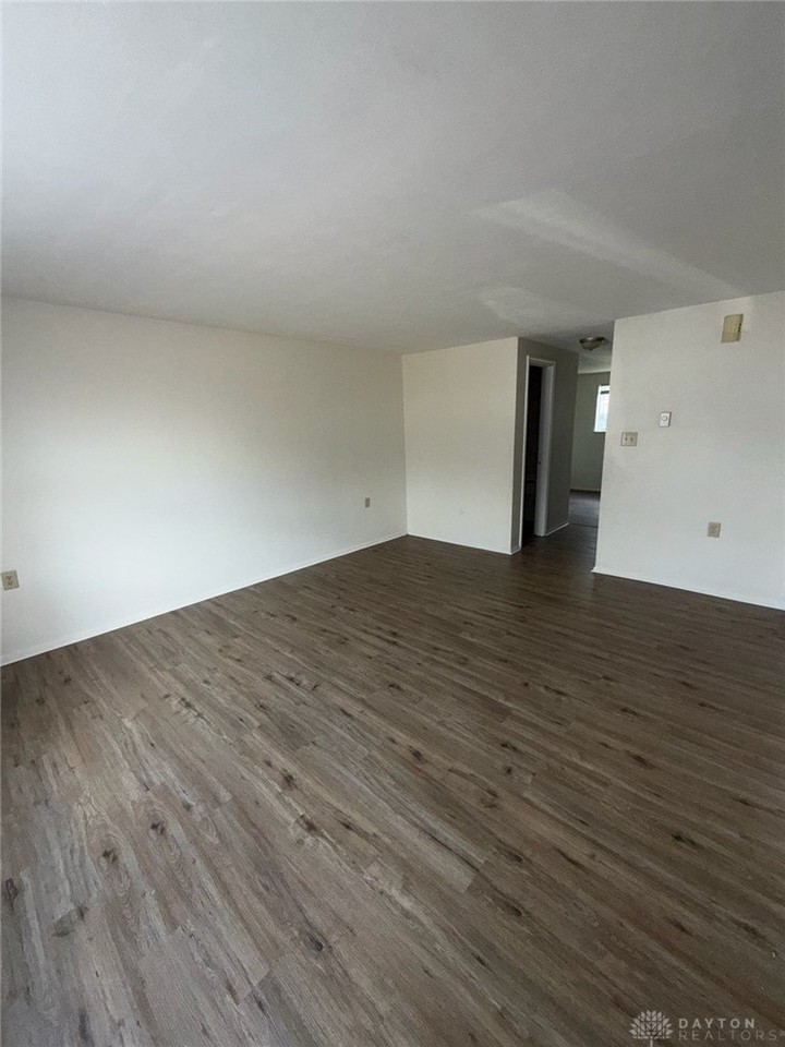320 Grove St - Photo 4 of 12