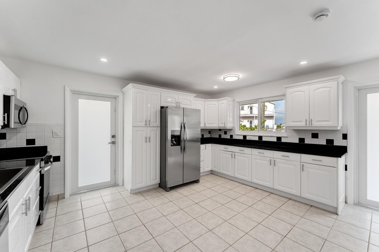 4 Norwood Ave - Photo 6 of 30