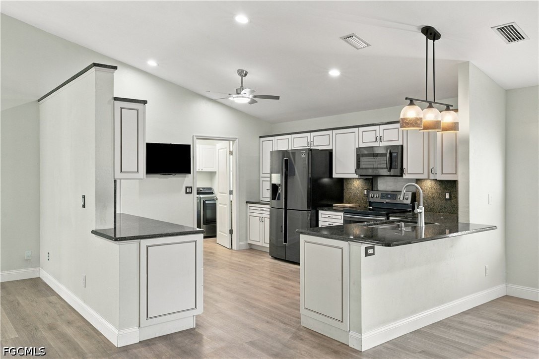 9273 Palm Island Cir - Photo 7 of 34