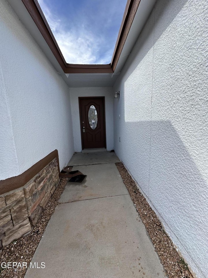 4025 Hueco Valley Dr - Photo 4 of 14