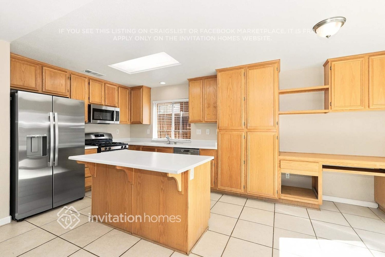 781 Hillview St - Photo 7 of 17