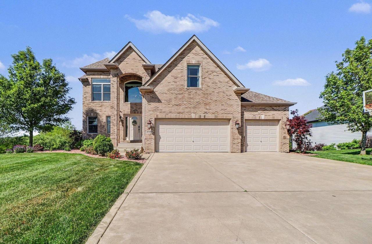 8940 Doubletree Dr N - Photo 2 of 36