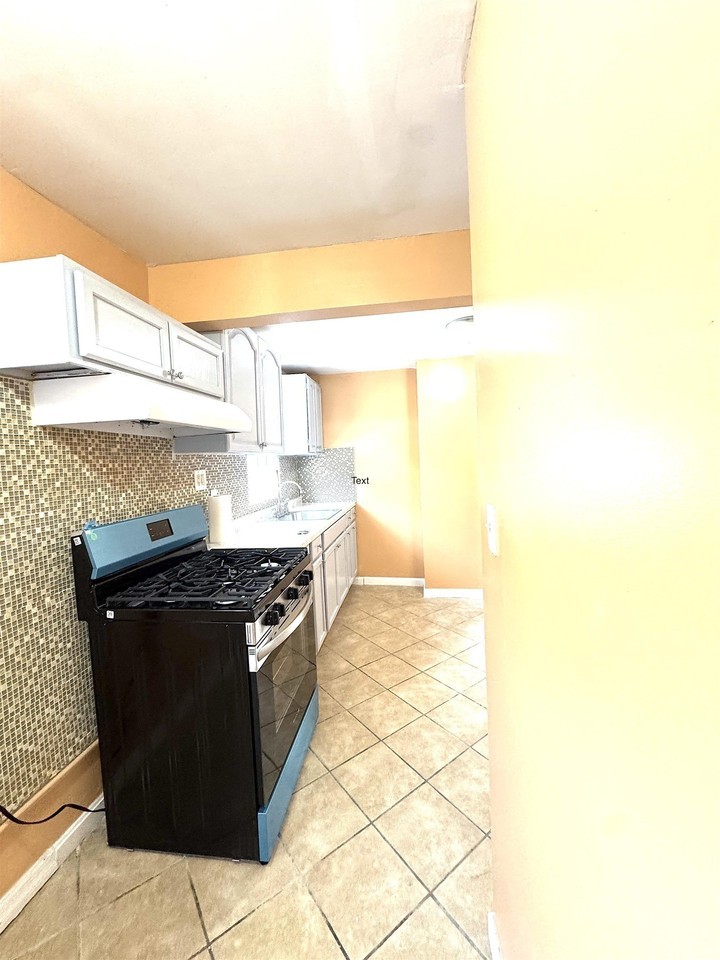 82 Woodlawn Ave - Photo 3 of 8