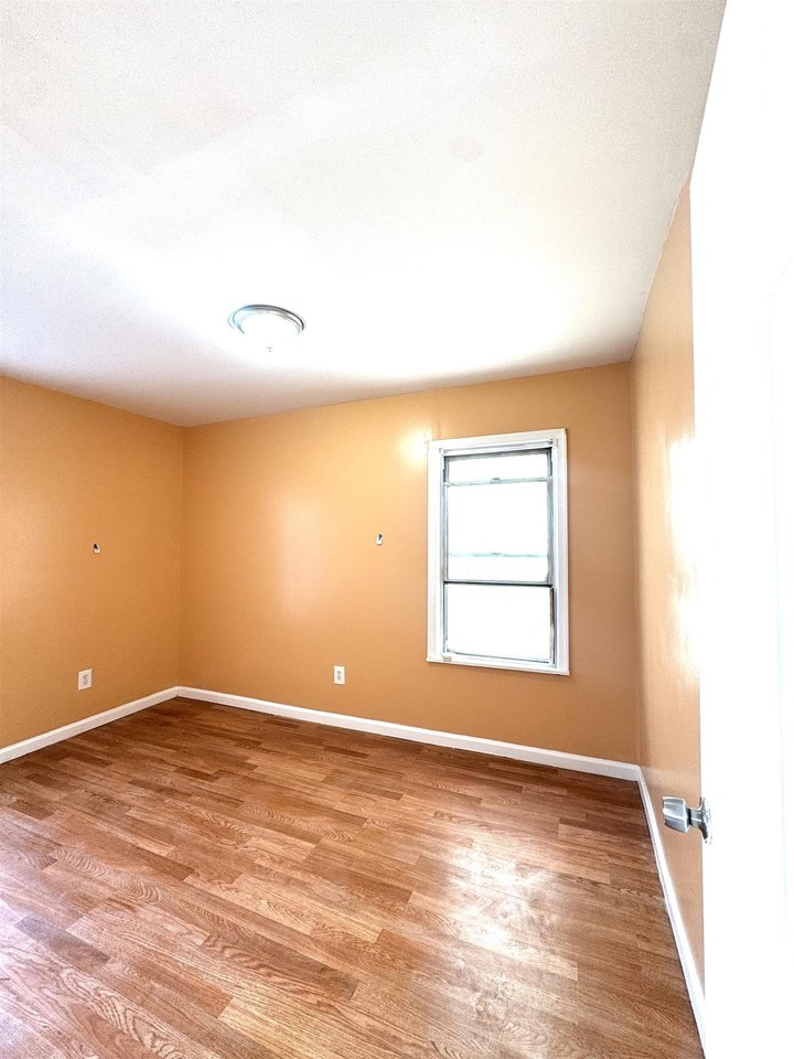 82 Woodlawn Ave - Photo 5 of 8