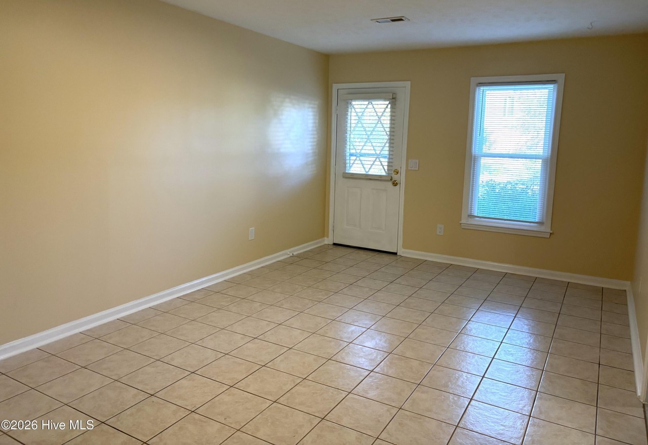 422 Lennon Dr - Photo 3 of 16