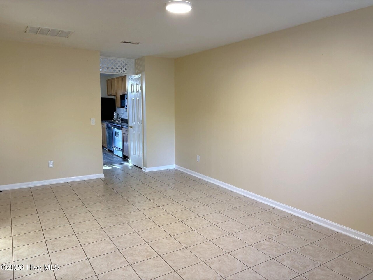 422 Lennon Dr - Photo 4 of 16