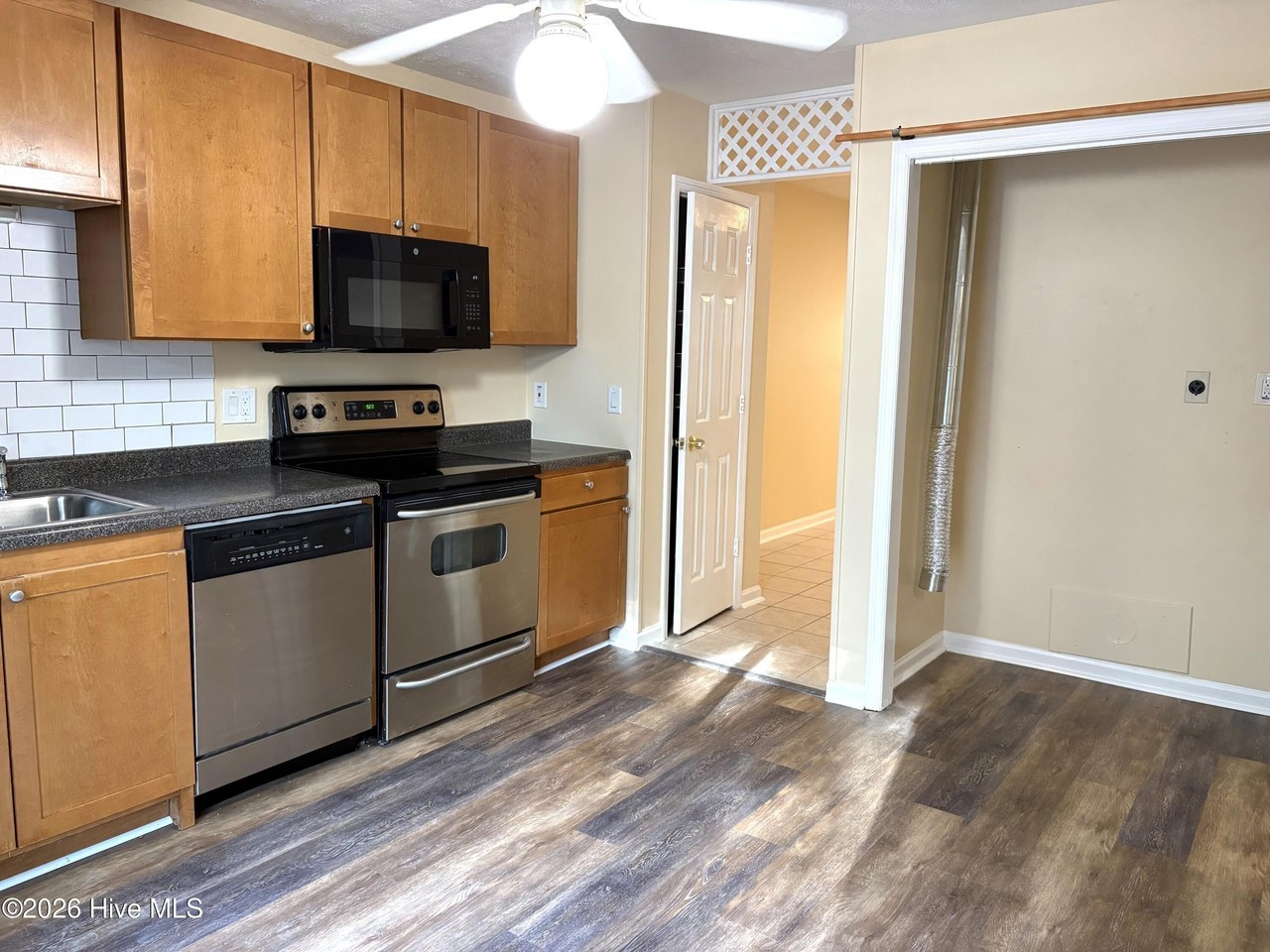 422 Lennon Dr - Photo 5 of 16