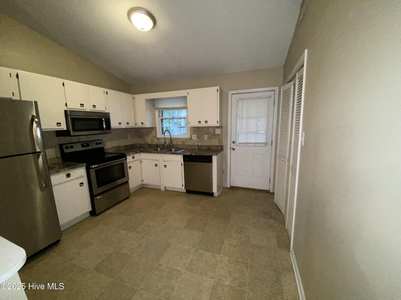 401 Cedar Creek Dr - Photo 4 of 14