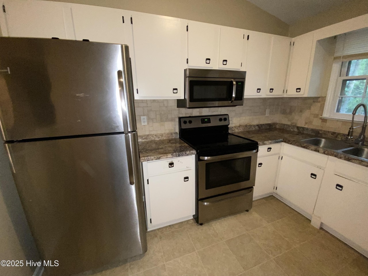 401 Cedar Creek Dr - Photo 5 of 14