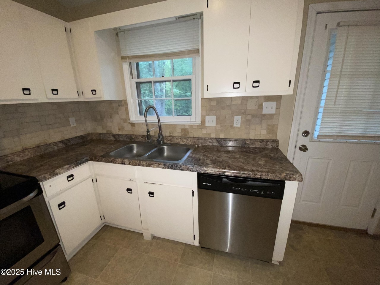 401 Cedar Creek Dr - Photo 6 of 14