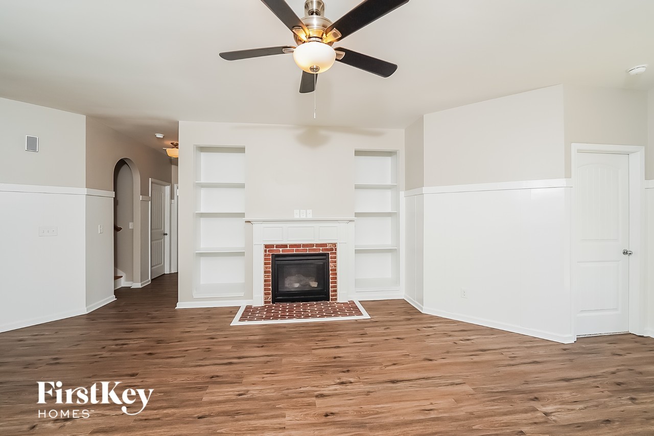 327 Glen Cross Way - Photo 2 of 15
