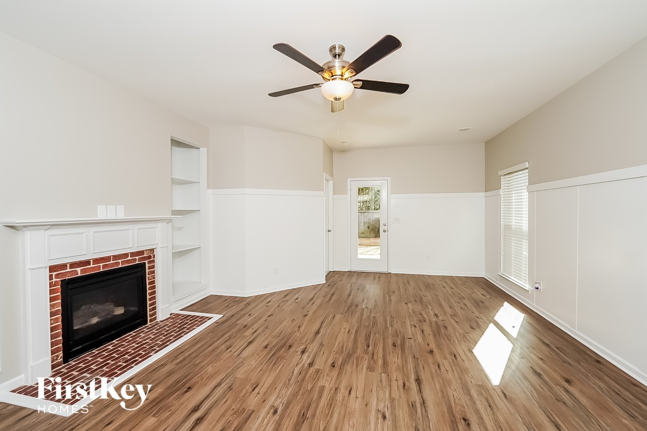 327 Glen Cross Way - Photo 3 of 15