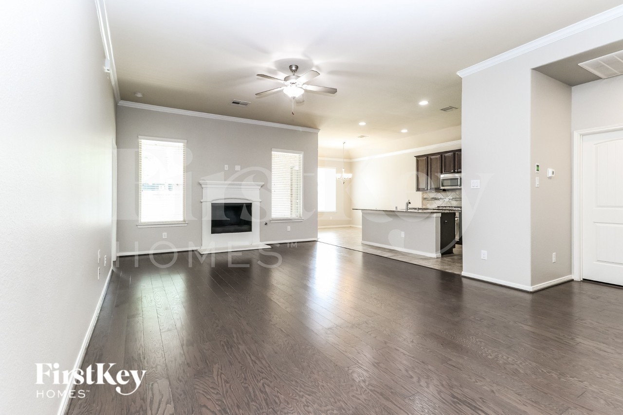 907 River Crossing Dr - Photo 3 of 17