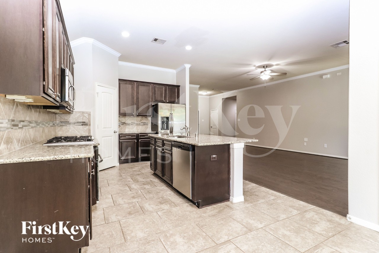 907 River Crossing Dr - Photo 6 of 17