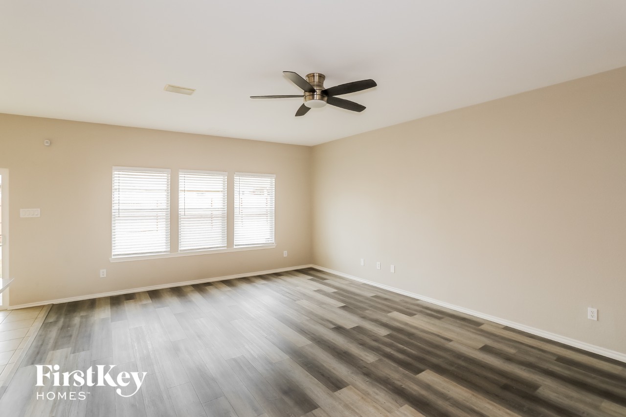1617 Bluebird Dr - Photo 4 of 15