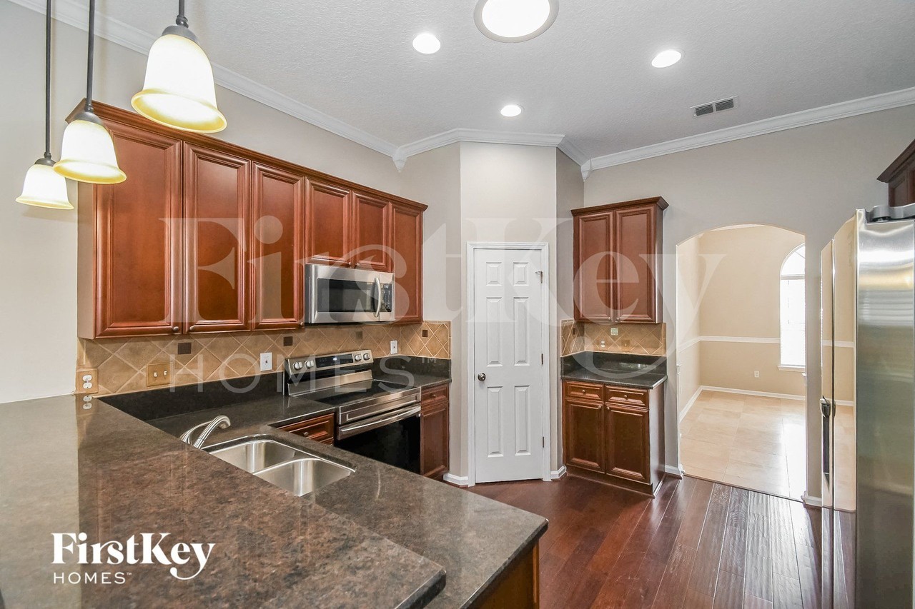 4037 Victoria Lakes Dr S - Photo 5 of 16
