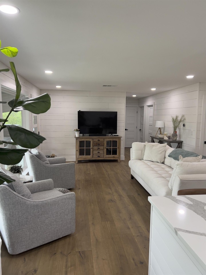 601 Los Escondidos St - Photo 4 of 13