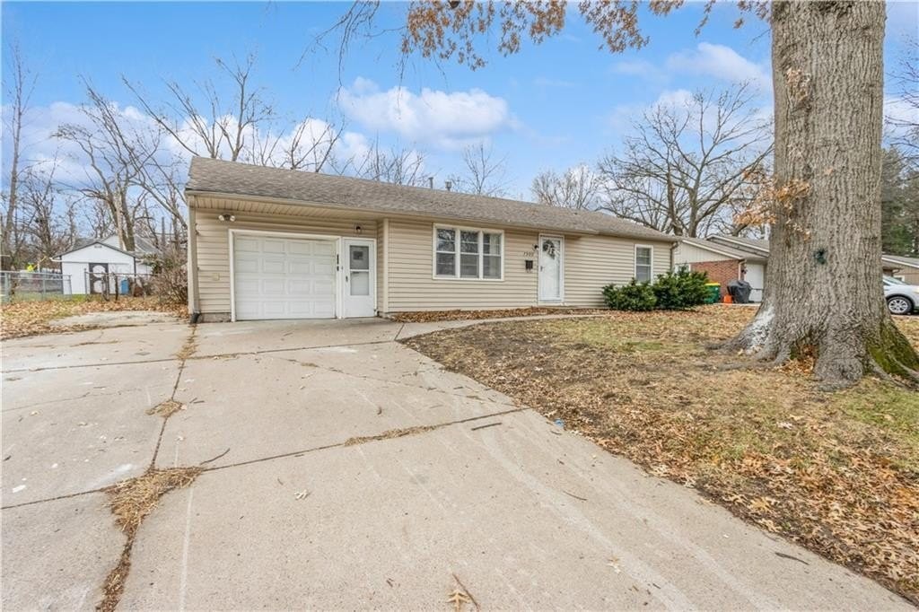 7909 W 80th St - Photo 2 of 25