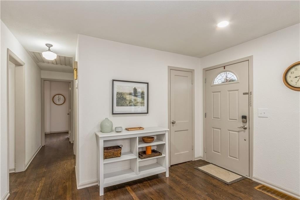 7909 W 80th St - Photo 4 of 25