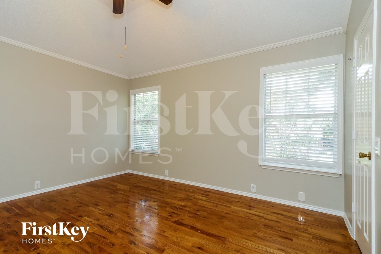 985 Union Dr - Photo 3 of 16
