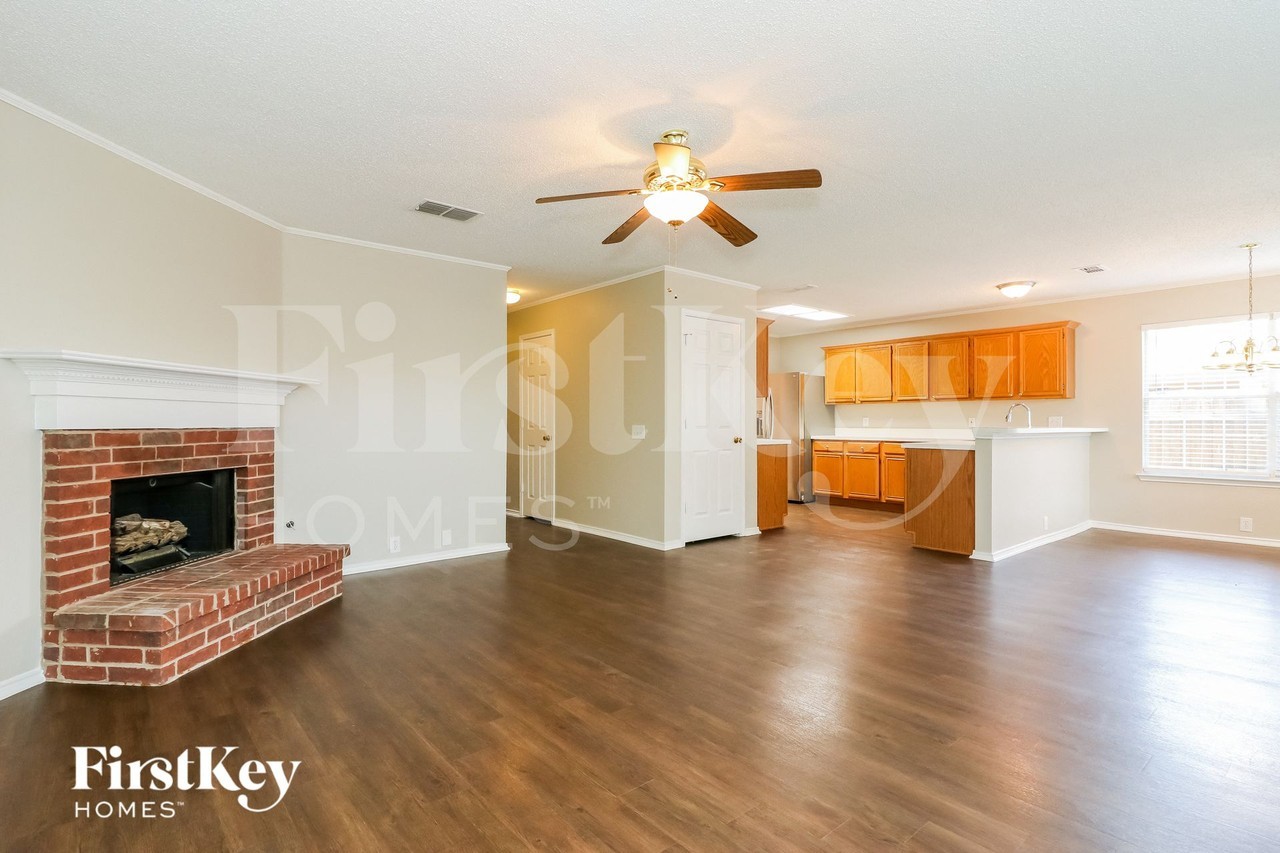 985 Union Dr - Photo 4 of 16