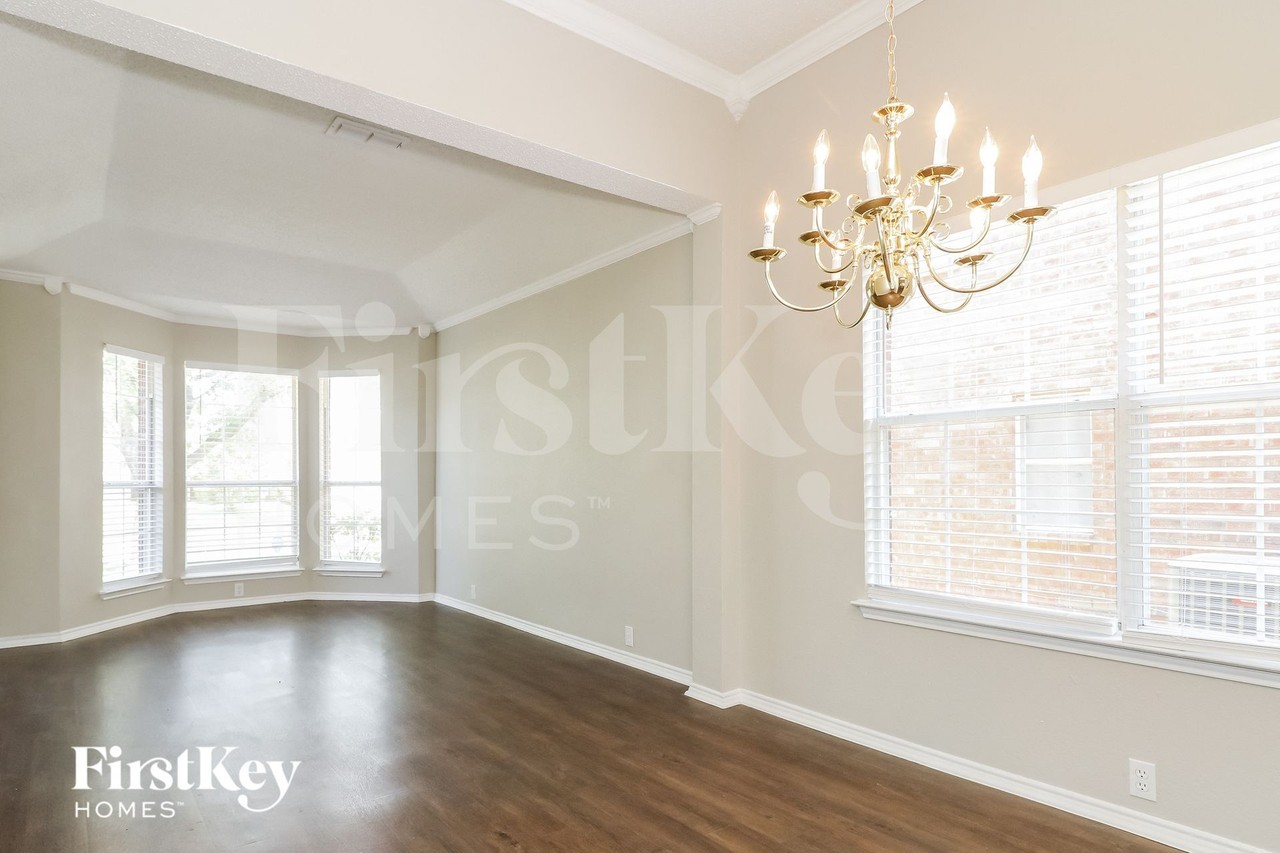 985 Union Dr - Photo 5 of 16
