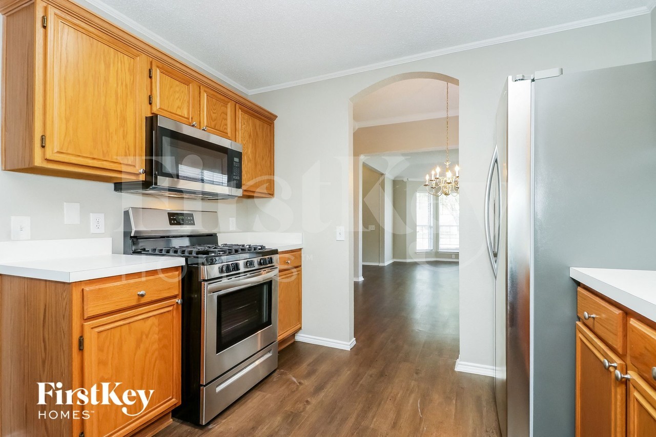 985 Union Dr - Photo 6 of 16