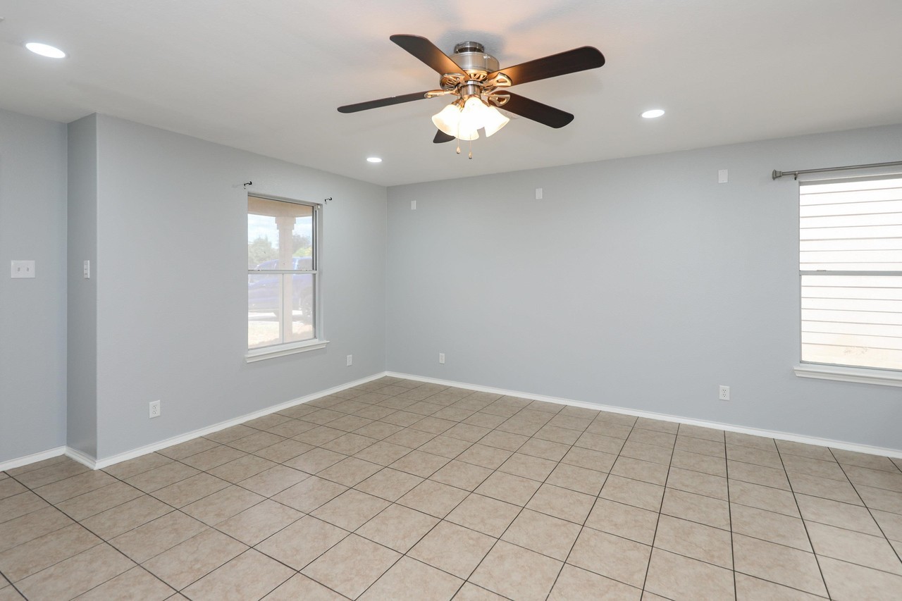 2525 Alegria St - Photo 5 of 29