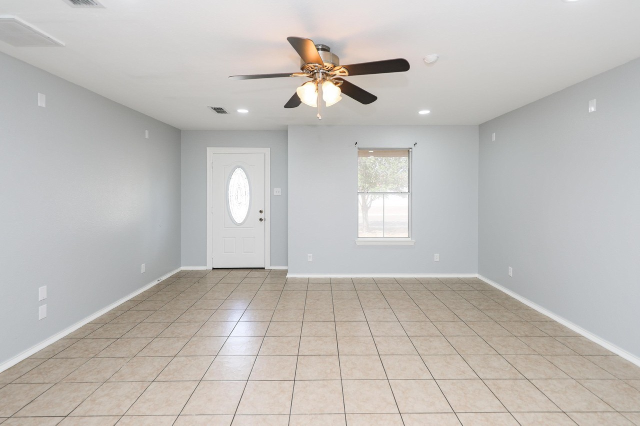 2525 Alegria St - Photo 6 of 29